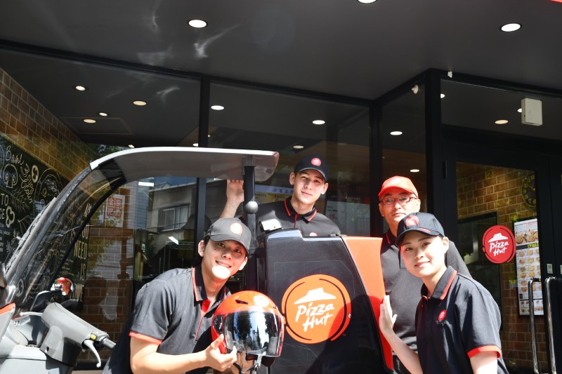 バイク前で集合写真